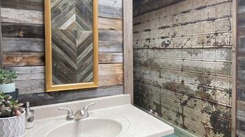 毛巾、肥皂、洗发水、卫生纸