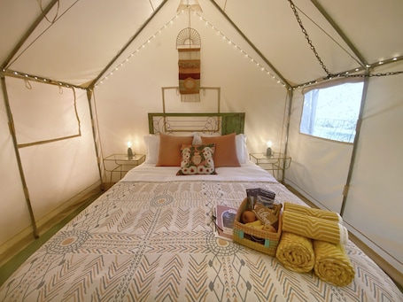 1 bedroom, WiFi, bed sheets. Red Rocks Glamping: Meeting nature & extravaganza