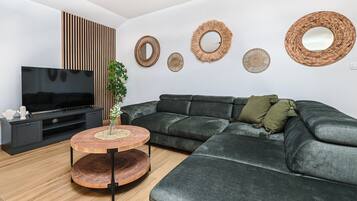 Villa, piscina privata | Area soggiorno | TV a schermo piatto