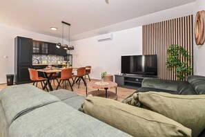 Vila, piscina particular | Área de estar | TV de tela plana