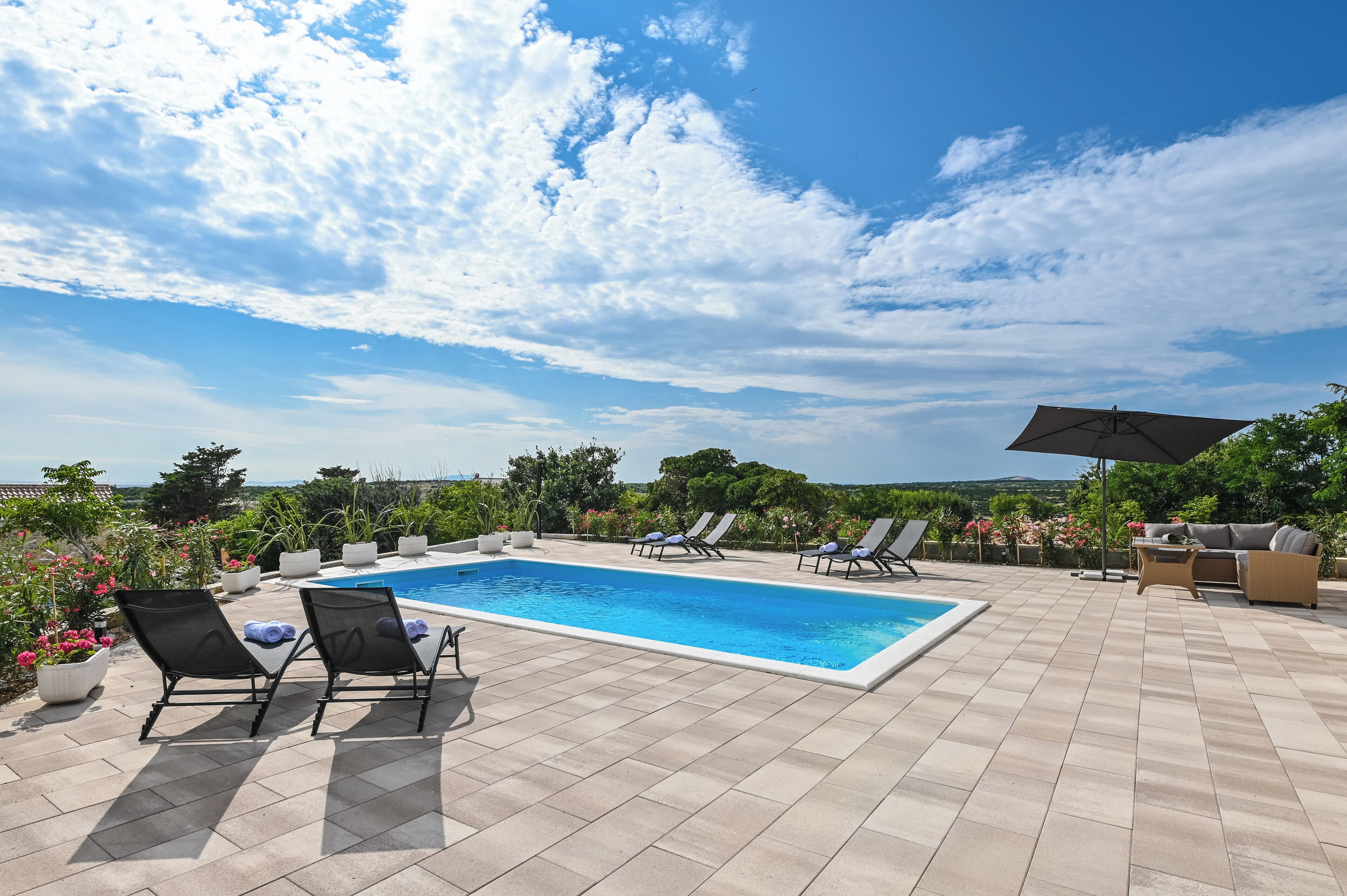 สระว่ายน้ำกลางแจ้งเปิดตามฤดูกาล