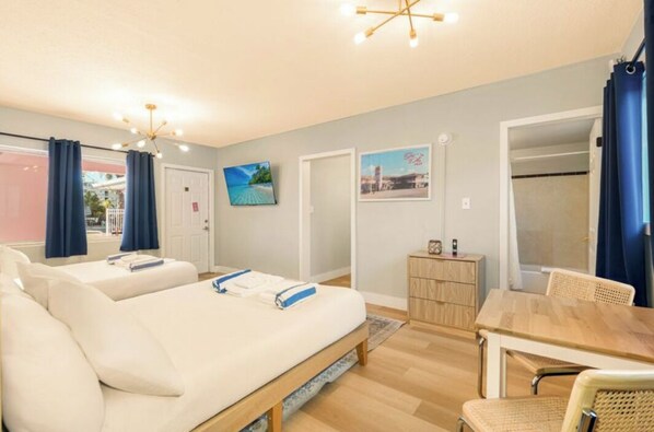 1 bedroom, iron/ironing board, WiFi, bed sheets - 3 min to beach ~ 2 bed ~ pool ~ free parking (Clearwater)