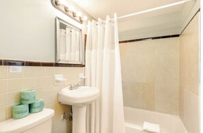 Haartrockner, Handtücher, Seife, Shampoo