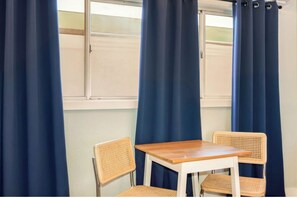 Dining - 3 min to beach ~ 2 bed ~ pool ~ free parking (Clearwater)