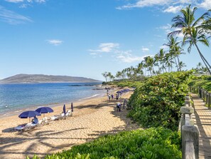 Aan het strand, ligstoelen aan het strand, strandlakens