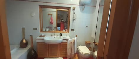 Dusche, Haartrockner, Bidet, Handtücher