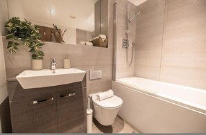 Hårføner, håndklær, såpe og toalettpapir