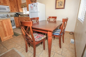 Basic Cabin | Dining room