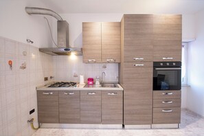 Micro-ondes, four, plaque de cuisson