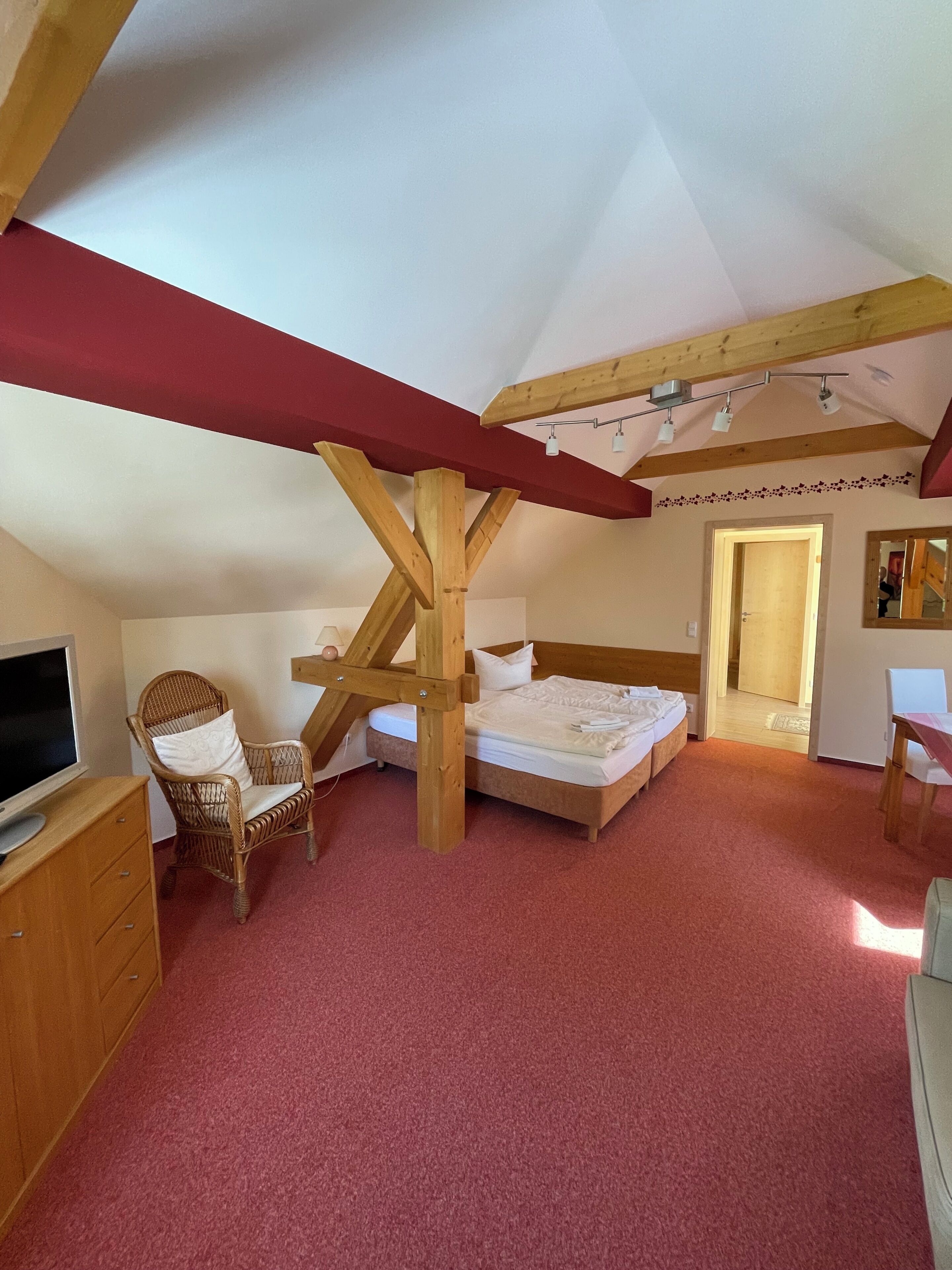 1 Schlafzimmer, Schreibtisch, Bettwäsche