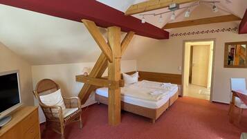 1 soveværelse, skrivebord, sengetøj