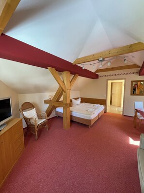 1 Schlafzimmer, Schreibtisch, Bettwäsche