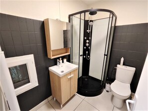 Dusche, Haartrockner, Handtücher, Toilettenpapier