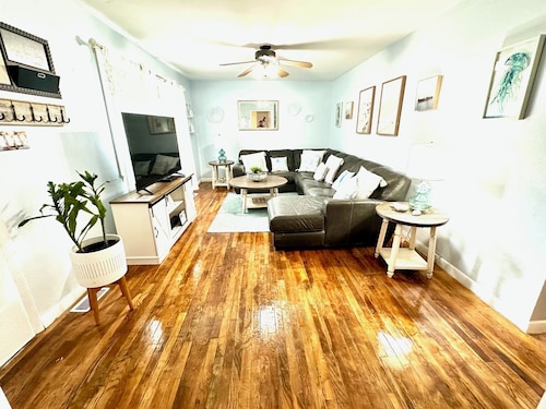 4-bedroom house in beautiful Virginia Beach Downtown