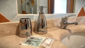 Dusche, umweltfreundliche Kosmetikartikel, Haartrockner, Bidet