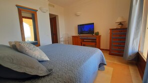 1 slaapkamer, een bureau, een strijkplank/strijkijzer, gratis wifi
