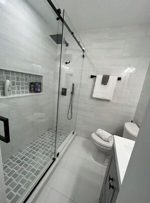 SĂšche-cheveux, serviettes fournies, savon, papier toilette