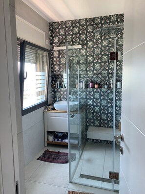 Dusche, Handtücher, Toilettenpapier