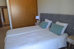 2 chambres, fer et planche à repasser, Wi-Fi, draps fournis