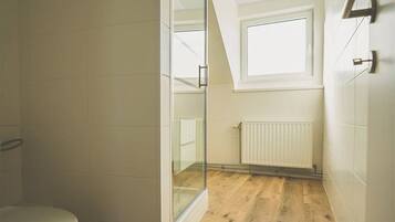 Shower, jetted tub, hair dryer, towels