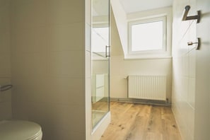 Shower, jetted tub, hair dryer, towels