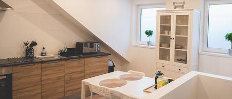 Réfrigérateur, micro-ondes, four