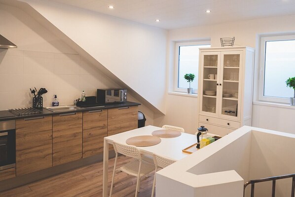 Fridge, microwave, oven, cookware/dishes/utensils