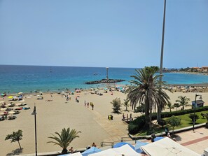 Na praia, espreguiçadeiras, toalhas de praia
