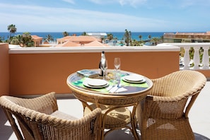 Outdoor dining - Exclusive Penthouse close to the beach, heated pool, aircondition, dishwasher (Playa de la Américas)