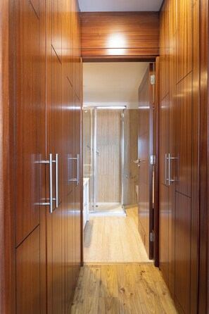 A hallway with wooden cabinets and a wooden floor. - Exclusive Penthouse close to the beach, heated pool, aircondition, dishwasher (Playa de la Américas)