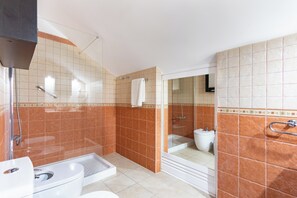 Dusj, hårføner og håndklær