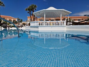 Utendørsbasseng og et oppvarmet basseng