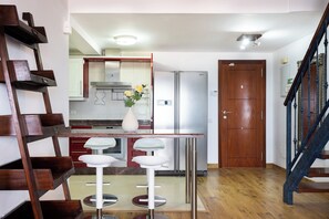 Geladeira, micro-ondas, fogão, cooktop