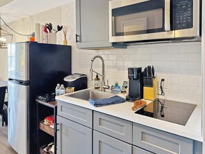 Kühlschrank, Mikrowelle, Herdplatte, Wasserkocher mit Kaffee-/Teezubehör