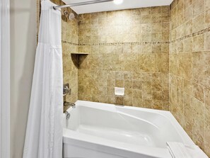 シャワー付き浴槽、ヘアドライヤー、タオル