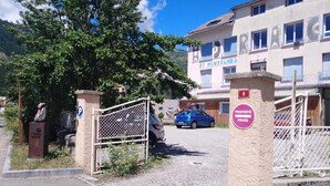 A gated entrance to a building with a sign indicating private property. - Studio Plein sud Avec Terrasse vue Centre Village (Saint-Jean-Saint-Nicolas)