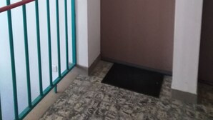 A door with a wreath, a red handle, and a mat at the entrance. - Studio Plein sud Avec Terrasse vue Centre Village (Saint-Jean-Saint-Nicolas)