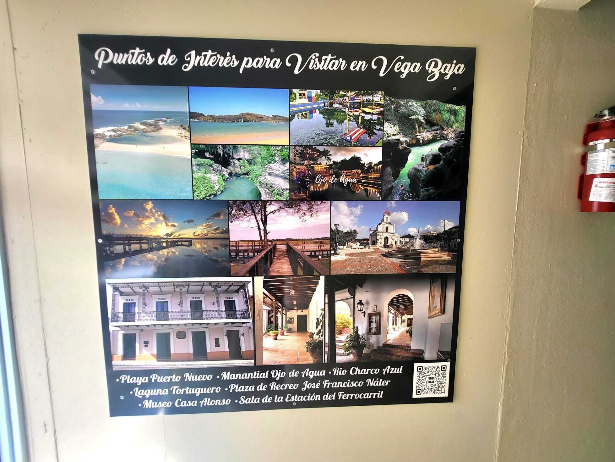 Ein Reiseplakat mit verschiedenen Sehenswürdigkeiten in Vega Baja, darunter Playa Puerto Nuevo, Manantial Ojo de Agua und das Museo Casa Alonso.