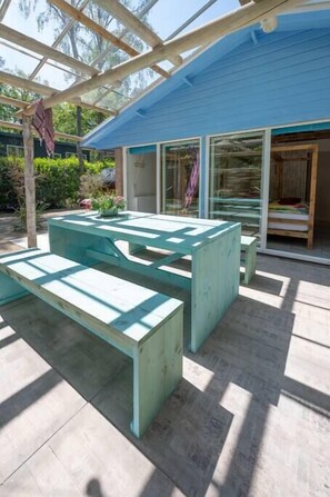 Outdoor dining - ZEN-bungalow no 2 with sauna and hottub (Rheezerveen)