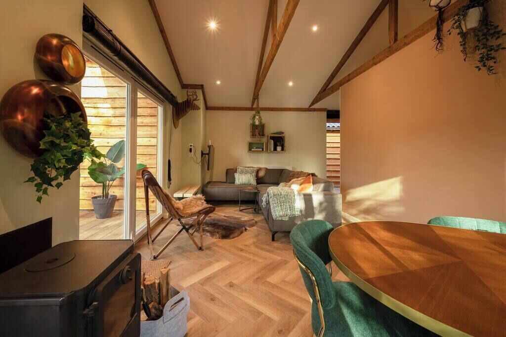 Een televisie en een open haard