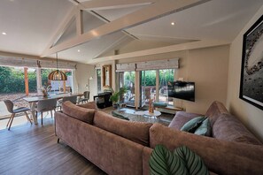 Fireplace - ZEN-Bungalow no 5 with sauna and hottub (Rheezerveen)