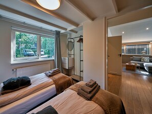 4 bedrooms, desk, iron/ironing board, travel crib
