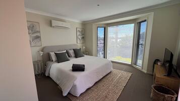 3 bedrooms, desk, iron/ironing board, travel cot