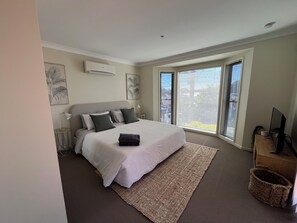 3 bedrooms, desk, iron/ironing board, travel cot - Inner city • 3 bedroom • 2.5 bath • Parking • WiFi (Carina)