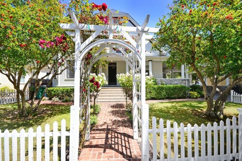 Sonoma Victorian in Heart of Sonoma