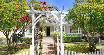 Sonoma Victorian in Heart of Sonoma