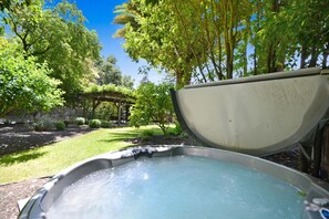 Outdoor spa tub - Sonoma Victorian in Heart of Sonoma (Sonoma)