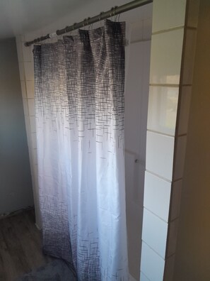 Serviettes fournies, savon, shampooing, papier de toilette