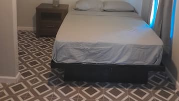 1 bedroom, desk, WiFi, bed sheets