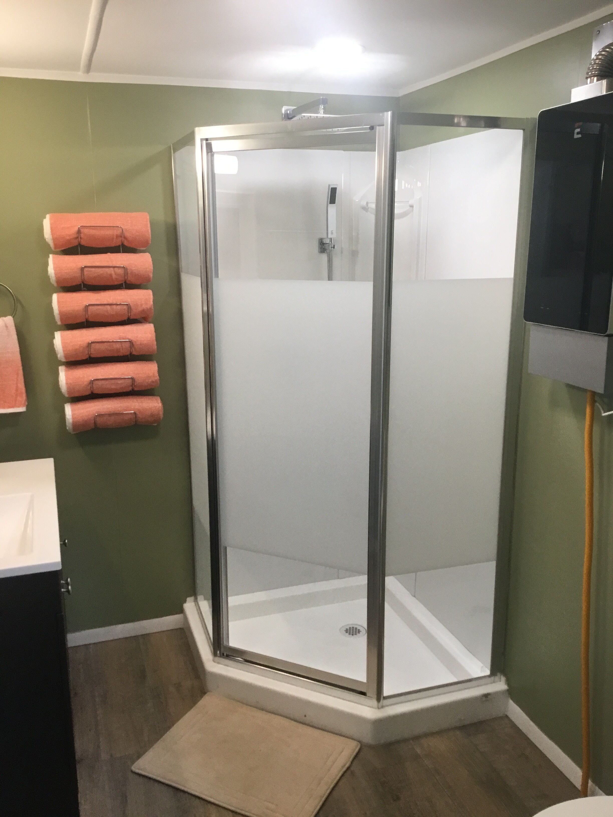 Douche, sèche-cheveux, serviettes fournies, papier toilette